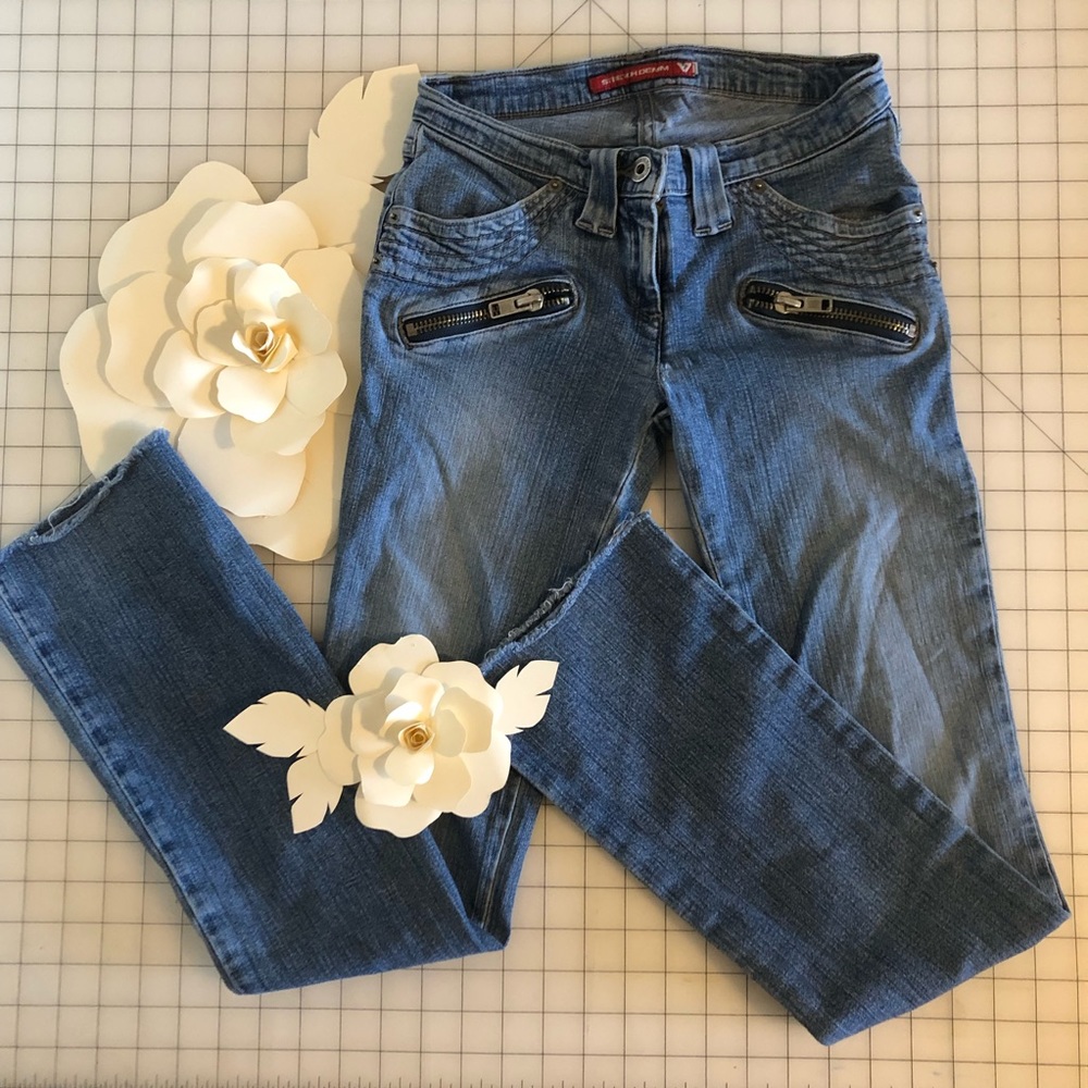 ⭐️3 for $12 Guess Jeans Boot Cut Low Rise